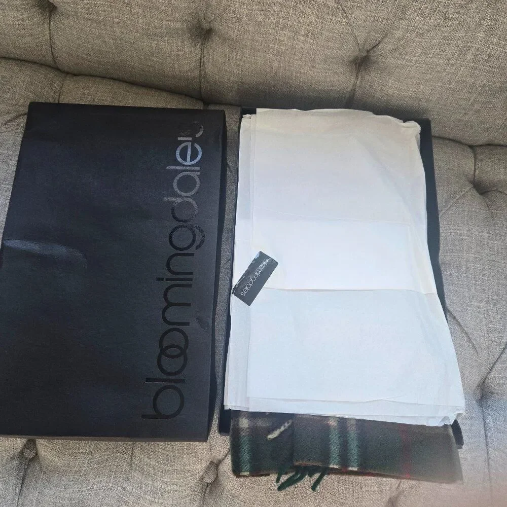 Burberry cashmere scarf unisex